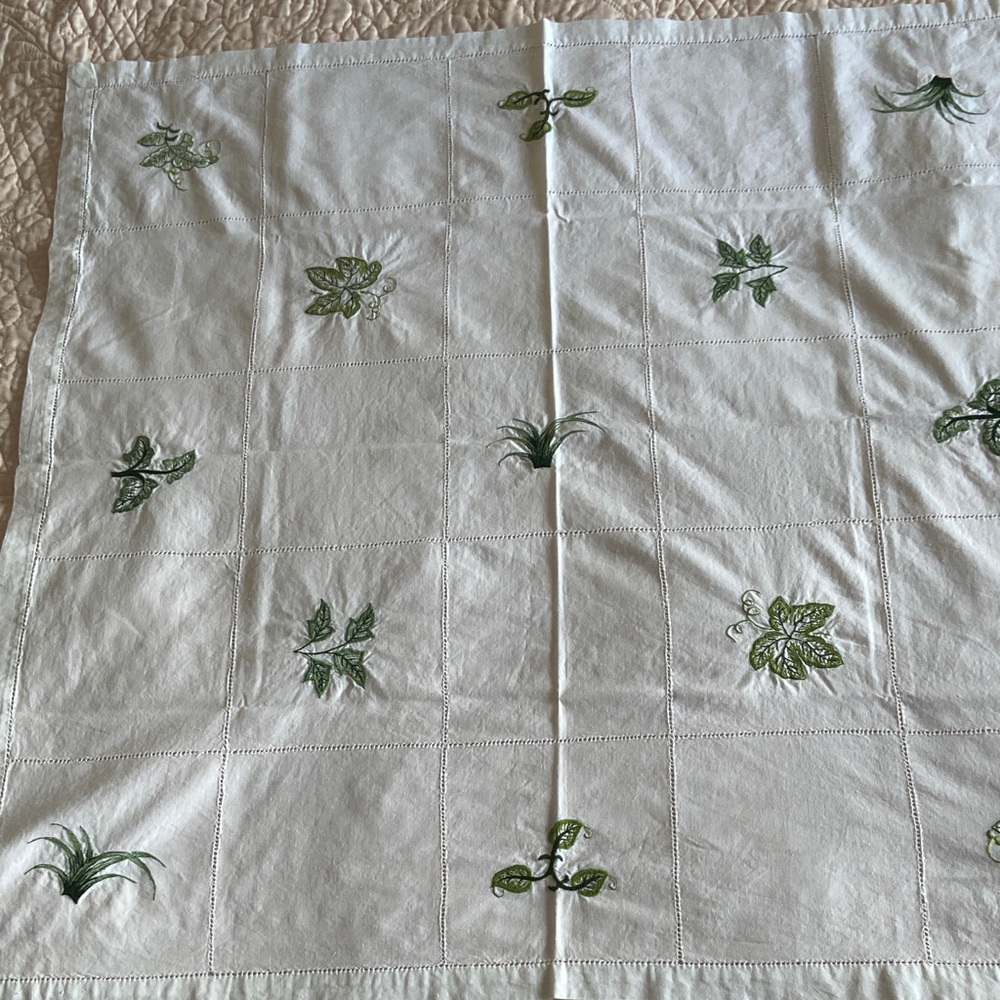 Vintage Elegant Green Leaf Embroidered Tablecloth 32"